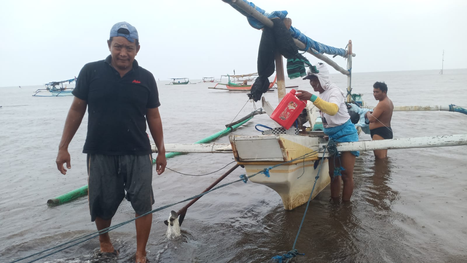 nelayan-pesisir-wongsorejo-tak-berani-melaut-karena-angin-kencang