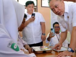 Menteri Koordinator Bidang Pangan , Tinjau Program MBG Perdana di SMPN 2 Rogojampi