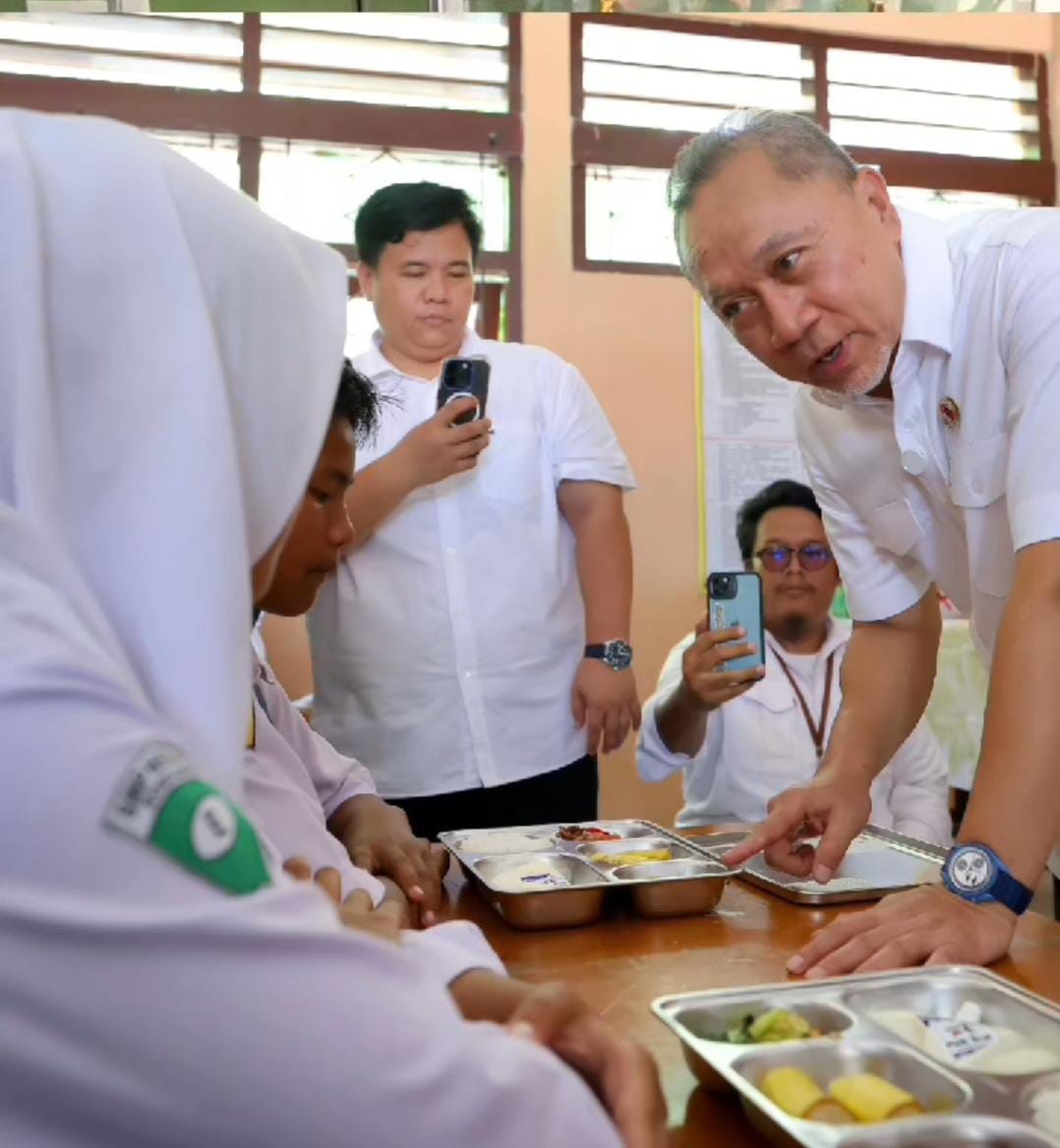 menteri-koordinator-bidang-pangan-,-tinjau-program-mbg-perdana-di-smpn-2-rogojampi