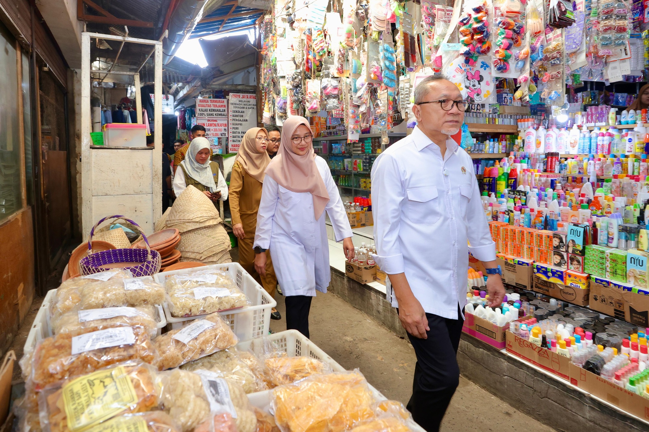 ke-pasar-rogojampi-cek-harga-sembako,-menko-zulhas-:-banyuwangi-inflasinya-sangat-terjaga