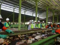 Kunjungi TPS Balak, Menko Zulhas : Banyak yang Bisa Ditiru dari Banyuwangi