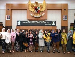 Kebaya Jadi Outfit Wajib Srikandi DPRD Banyuwangi Setiap Kamis – Radar Banyuwangi