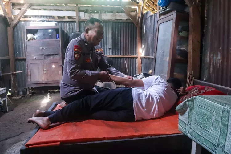 pengabdian-tanpa-batas-aiptu-syarif-hidayat,-rela-utang-demi-bangun-musala-warga