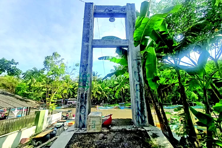 tak-kunjung-diperbaiki-pemerintah,-warga-muncar-iuran-rp-100-ribu-perbaiki-jembatan-ambrol
