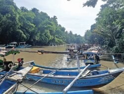 Perairan Banyuwangi Dilanda Angin Kencang, Nelayan Muncar Lempar Jangkar – Radar Banyuwangi