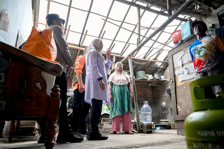 bupati-ipuk-dan-kapolresta-takziah-korban-musibah-angin-kencang-–-radar-banyuwangi