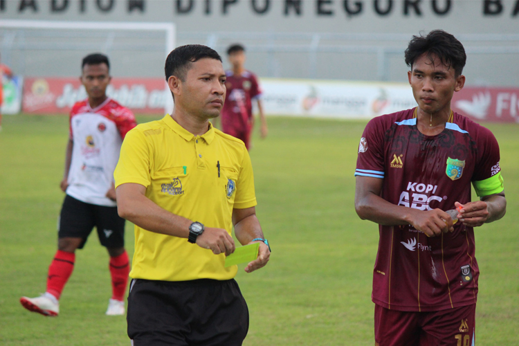 pelatih-persewangi-cium-dugaan-kecurangan-wasit-di-laga-kontra-sang-maestro-fc-–-times-banyuwangi