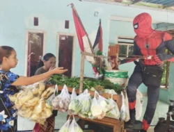 Tukang Sayur Keliling di Banyuwangi Berjualan dengan Kostum Spiderman untuk Hibur Masyarakat