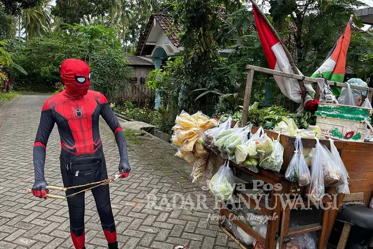hanya-di-banyuwangi!-spider-man-jualan-sayur-keliling-–-radar-banyuwangi