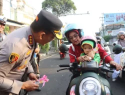 Hari Valentine, Polisi Banyuwangi Bagi-bagi Cokelat dan Helm Pada Pengendara