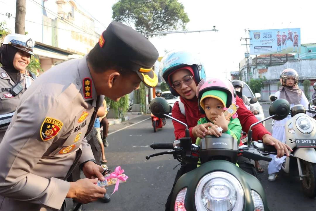 hari-valentine,-polisi-banyuwangi-bagi-bagi-cokelat-dan-helm-pada-pengendara