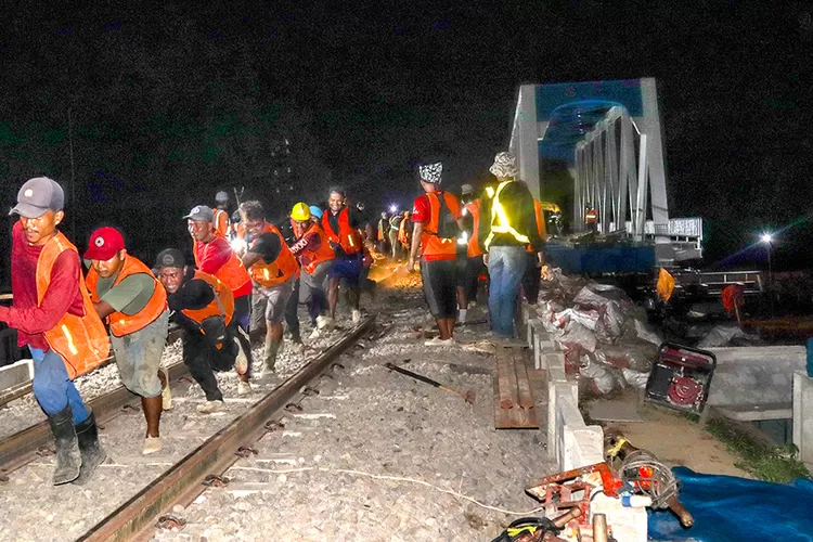 telan-rp24-miliar,-jembatan-ka-berusia-121-tahun-di-singojuruh-banyuwangi-ini-dibangun-kembali
