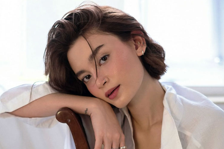 jubilee-marisa-penyanyi-cantik-yang-hobi-yoga-–-times-banyuwangi