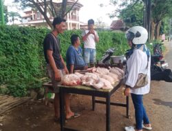 Marak! Pedagang Daging Ayam Potong Tersebar di Pinggir Jalan Raya Wongsorejo