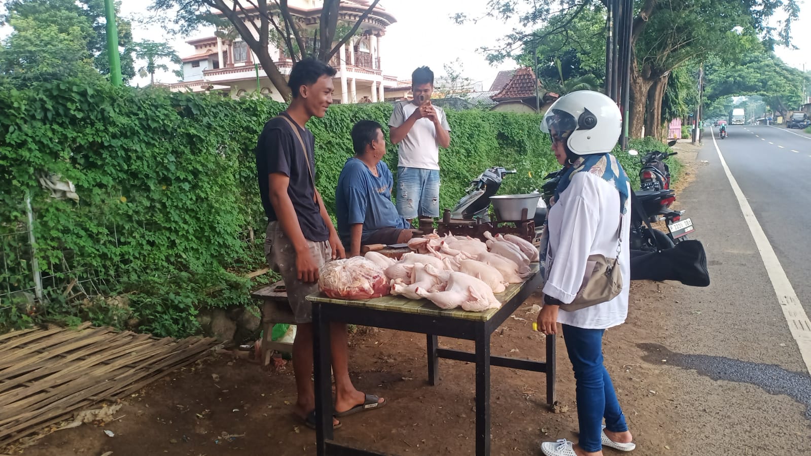 marak!-pedagang-daging-ayam-potong-tersebar-di-pinggir-jalan-raya-wongsorejo