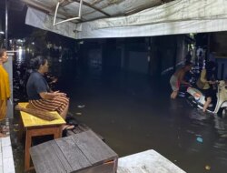 Diguyur Hujan Dua Jam, Jalan Ikan Paus Karangrejo Banyuwangi Terendam Air