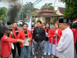 BEM UNTAG Banyuwangi Gelar Aksi Demo Efesiensi Anggaran Pendidikan