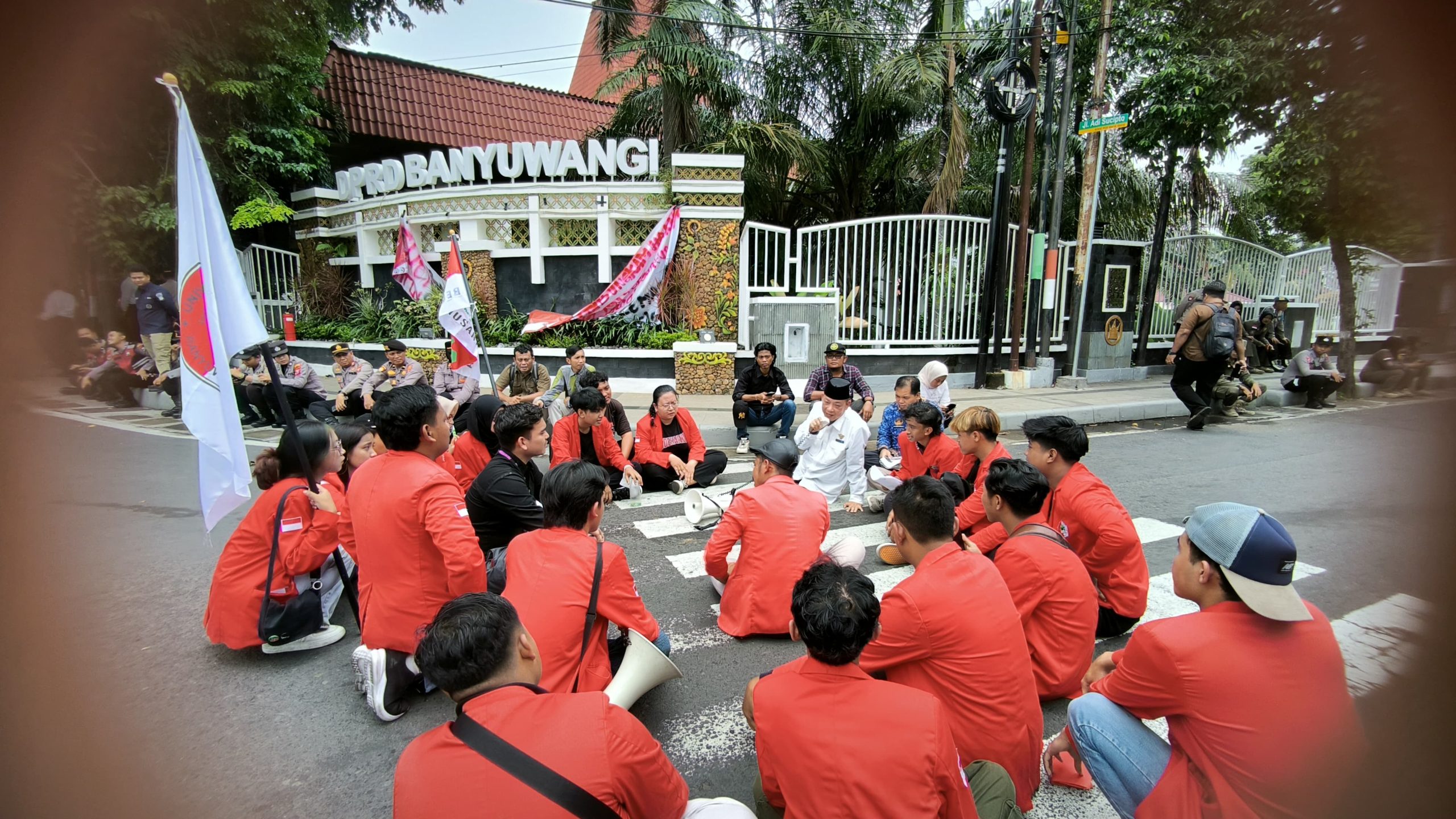 tampung-aspirasi-mahasiswa,-michael-edy-hariyanto,-sh,mh.,-rela-duduk-di-jalan