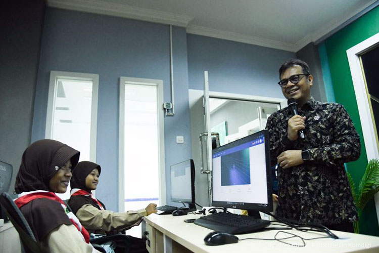 menuju-indonesia-emas,-kemkomdigi-latih-anak-sd-visual-coding-–-times-banyuwangi