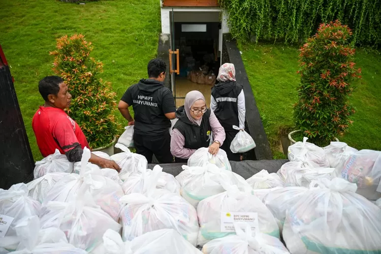 kadin-dan-hipmi-kirim-500-paket-sembako-untuk-masyarakat-banyuwangi-yang-terdampak-musibah
