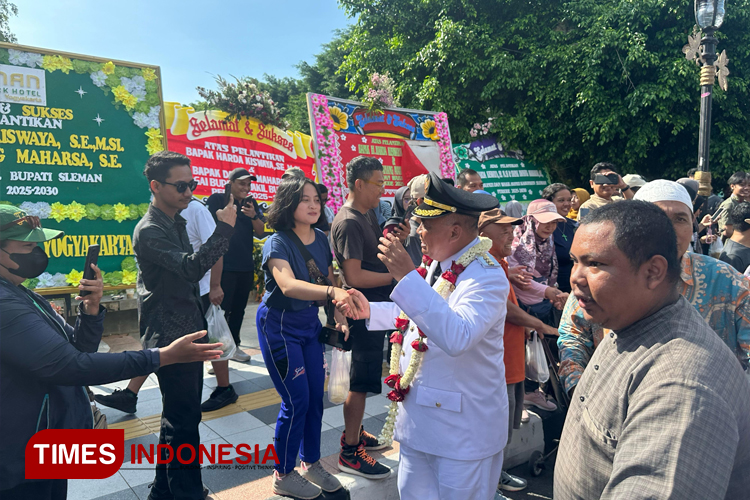 warga-sleman-tumpah-ruah-sambut-kedatangan-bupati-dan-wakil-bupati-baru-–-times-banyuwangi
