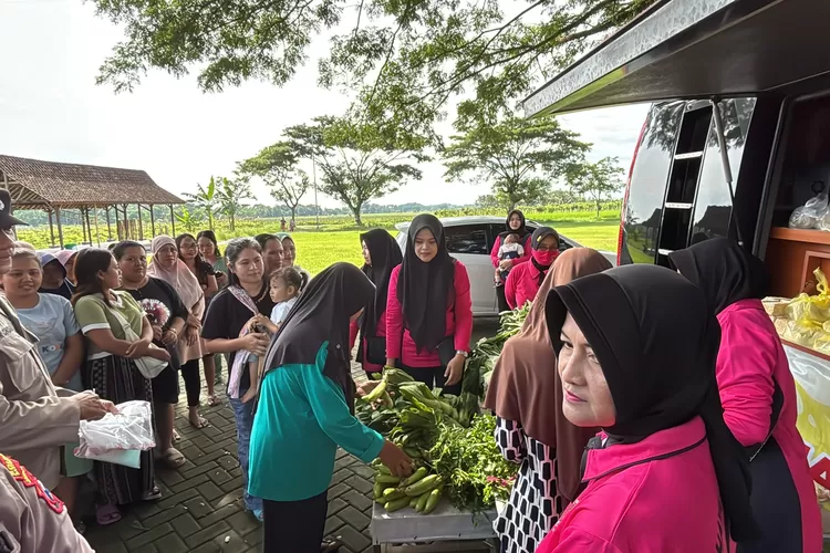 mayur-kamtibmas-polresta-banyuwangi-berbagi-sayur-di-rth-singojuruh