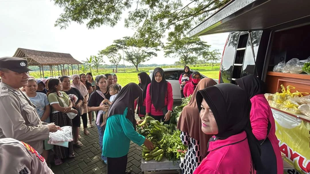 polresta-banyuwangi-bagi-bagi-sayuran-gratis-ke-masyarakat-dan-kampanye-kamtibmas