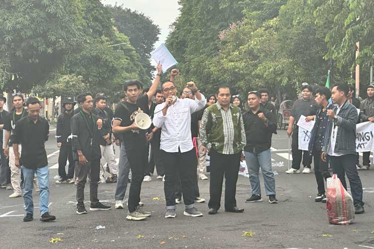 mahasiswa-demo-permasalahan-bangsa,-dprd-banyuwangi-siap-kawal-aspirasi-–-times-banyuwangi