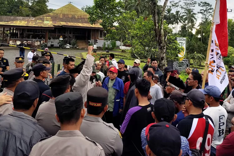 minta-hgu-perkebunan-kalibendo-segera-dievaluasi,-warga-kampunganyar-banyuwangi-gelar-aksi-demo