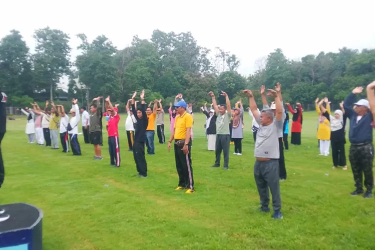 jaga-stamina,-penyaji-yoga-bekali-ratusan-jamaah-calon-haji-sabilillah-banyuwangi