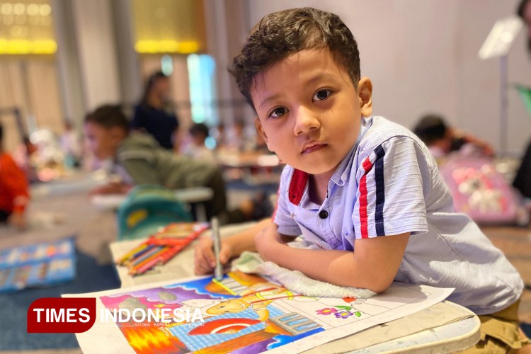 yuk-intip,-aksi-seniman-cilik-di-lomba-mewarnai-kokoon-hotel-banyuwangi-–-times-banyuwangi