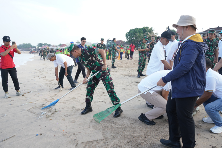 pangdam-zamroni-kerahkan-prajurit-kodam-ix-udayana-untuk-bersihkan-pantai-–-times-banyuwangi