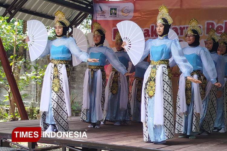 siswa-smp-it-bakti-ibu-kota-madiun-unjuk-karya-di-cakap-pasar-jadoel-ngegong-–-times-banyuwangi