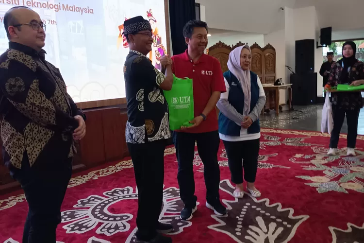 kali-kedua-mahasiswa-malaysia-dan-thailand-bersama-unair-pengabdian-masyarakat-di-banyuwangi