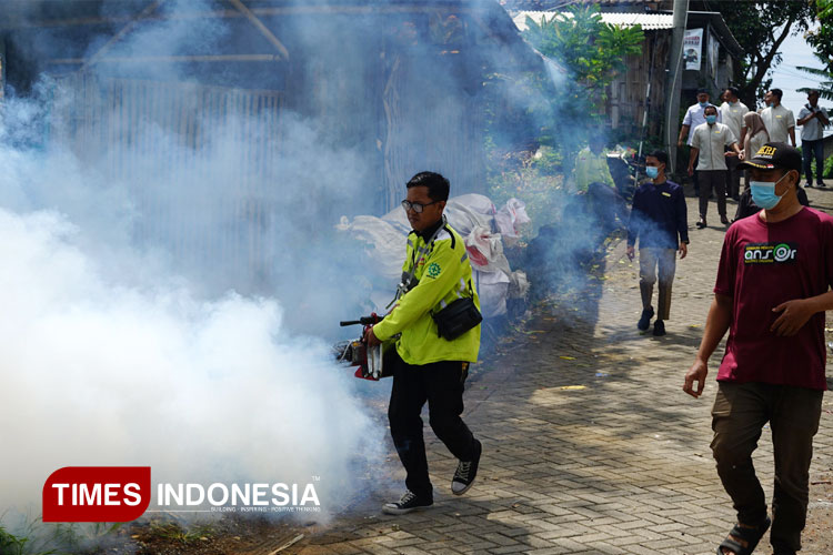 brantas-nyamuk-dbd,-kokoon-hotel-banyuwangi-gelar-fogging-di-pemukiman-sekitar-–-times-banyuwangi