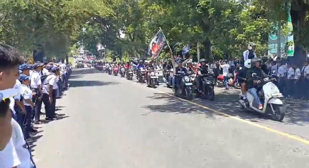 kirab-persewangi-juara-1-liga-4-jatim-,-disambut-meriah-di-kabupaten-banyuwangi