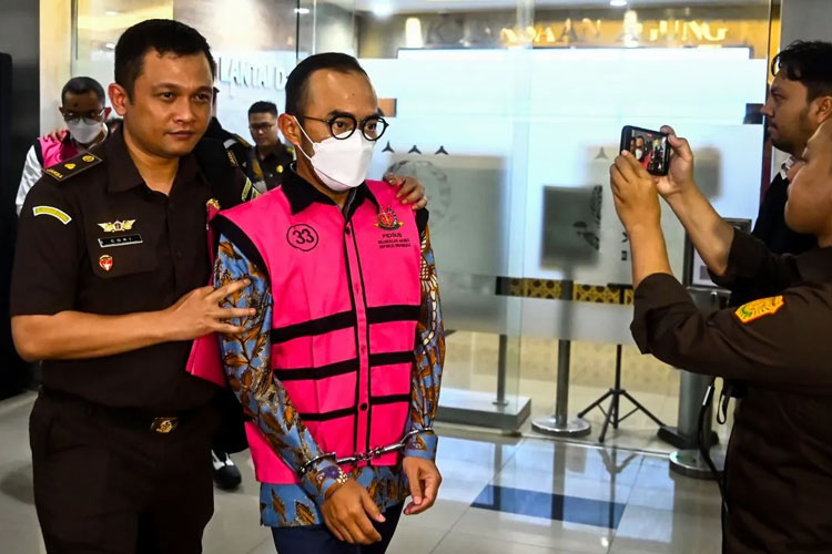 modus-korupsi-minyak-mentah-pertamina,-pertalite-dioplos-jadi-pertamax-–-times-banyuwangi