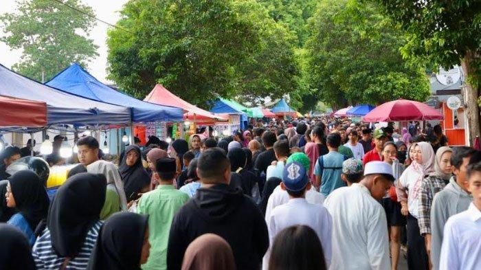 festival-ngerandu-buko,-warga-banyuwangi-bersiap-berburu-takjil-di-pasar-ramadan-–-tribunjatim.com