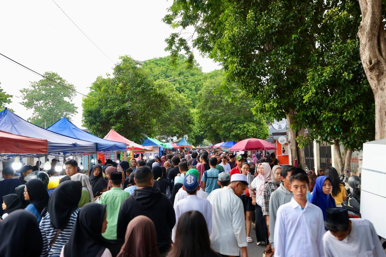 dukung-pasar-takjil-ramadan,-bupati-ipuk-:-gerakkan-ekonomi-warga
