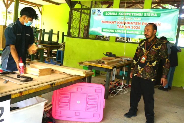 smkn-1-pacitan-dipercaya-jadi-tuan-rumah-lks-smk-2025-bidang-cabinet-making-–-times-banyuwangi