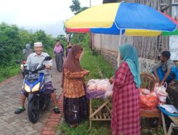 Pedagang Bunga di TPU Sidodadi Permudah Peziarah Malam Jumat Manis