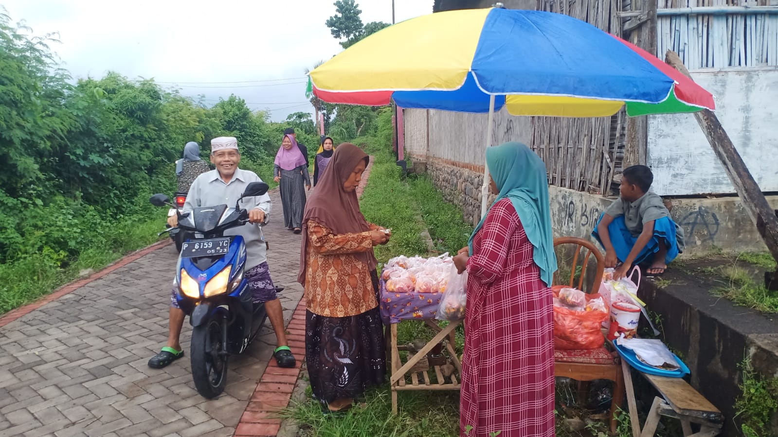 pedagang-bunga-di-tpu-sidodadi-permudah-peziarah-malam-jumat-manis
