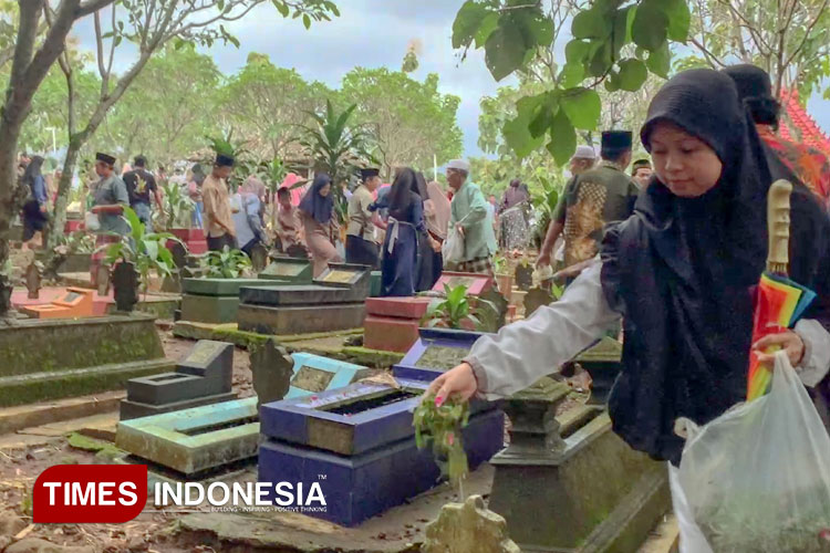 tradisi-nyekar-bersama-di-dusun-ngijo,-ngawi-menyambut-ramadan-2025-–-times-banyuwangi