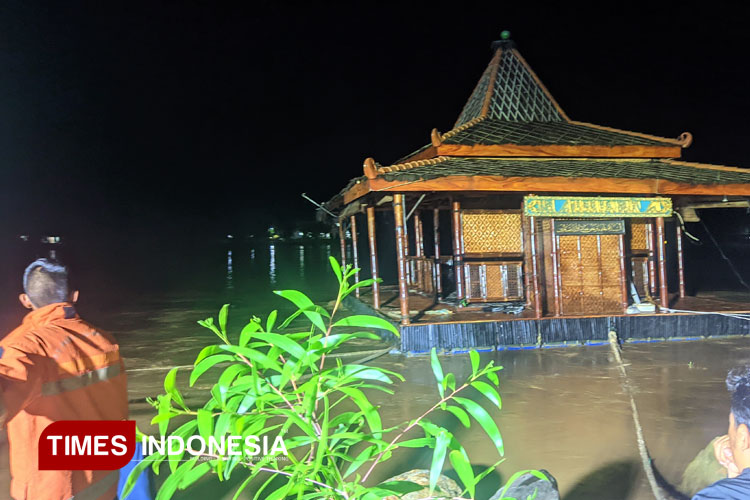 masjid-apung-di-pancerdoor-nyaris-hanyut,-bpbd-pacitan-lakukan-evakuasi-–-times-banyuwangi