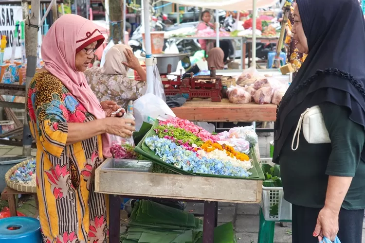 jelang-ramadan,-pedagang-bunga-sehari-raup-rp-500-ribu,-pasok-kembang-dari-jember-dan-bali