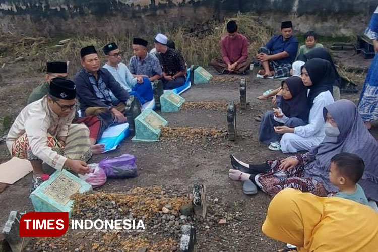 wajib-tahu,-inilah-dalil-manfaat-ziarah-kubur-jelang-ramadan-–-times-banyuwangi