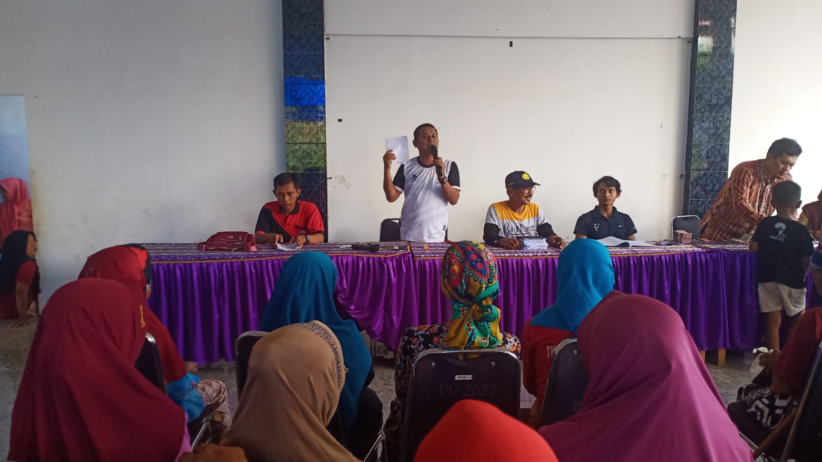 ratusan-warga-sidowangi-terima-bantuan-pkh-dan-bpnt,-senang-bisa-belanja-kebutuhan-jelang-puasa