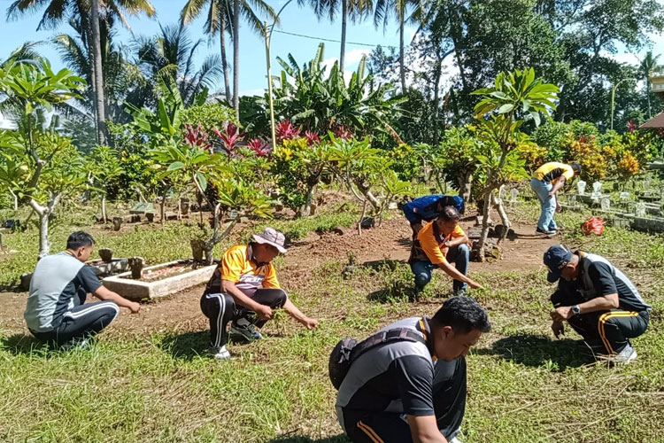 ‘rijig-rijig-makam’-wujud-polisi-di-banyuwangi-menyambut-bulan-suci-ramadhan-–-times-banyuwangi