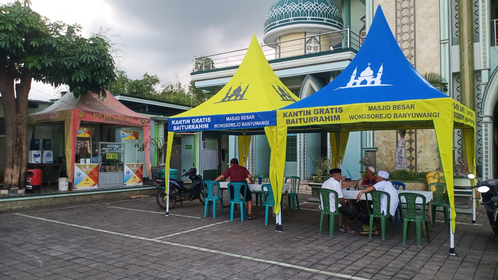 kantin-gratis-di-depan-masjid-baiturrahim-wongsorejo,-buka-hingga-waktu-sahur