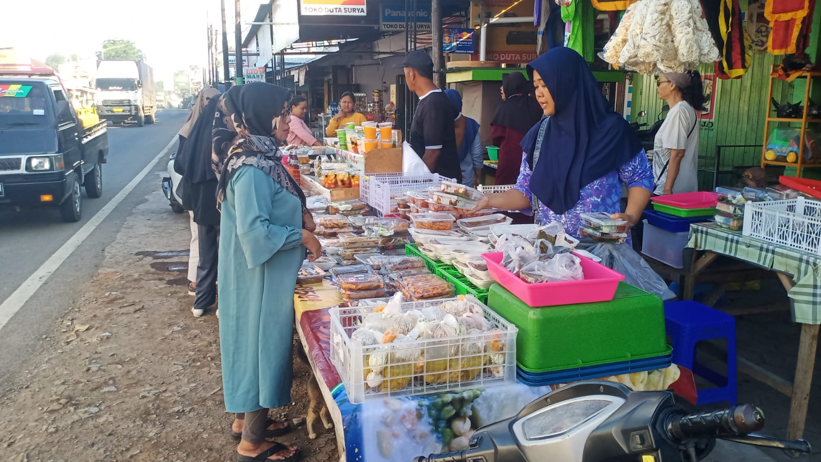 berkah-ramadhan:-lapak-takjil-uci-di-utara-pasar-galekan-ramai-pembeli